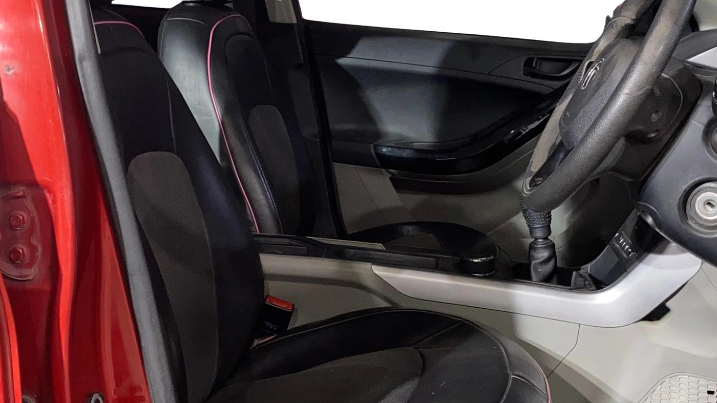 2018 Tata NEXON XM PETROL, Petrol, Manual, 1,29,921 km, Right Side Front Door Cabin