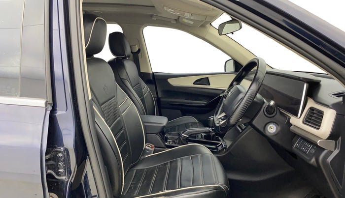 2022 Mahindra XUV700 AX 5 P MT 5 STR, Petrol, Manual, 72,134 km, Right Side Front Door Cabin