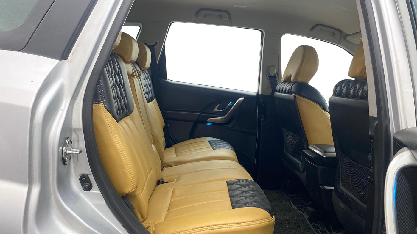 2019 Mahindra XUV500 W7, Diesel, Manual, 45,911 km, Right Side Rear Door Cabin