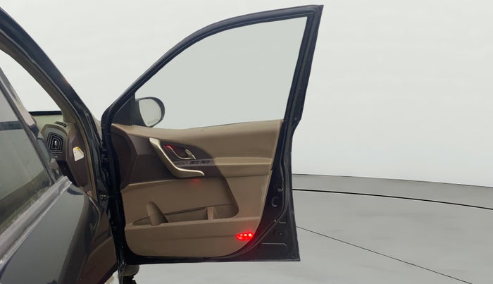 2012 Mahindra XUV500 W8, Diesel, Manual, 1,39,724 km, RHS Front Door