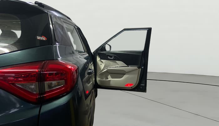 2021 Mahindra XUV300 W8 (O) 1.2 PETROL AMT, Petrol, Automatic, 91,580 km, RHS Front Door