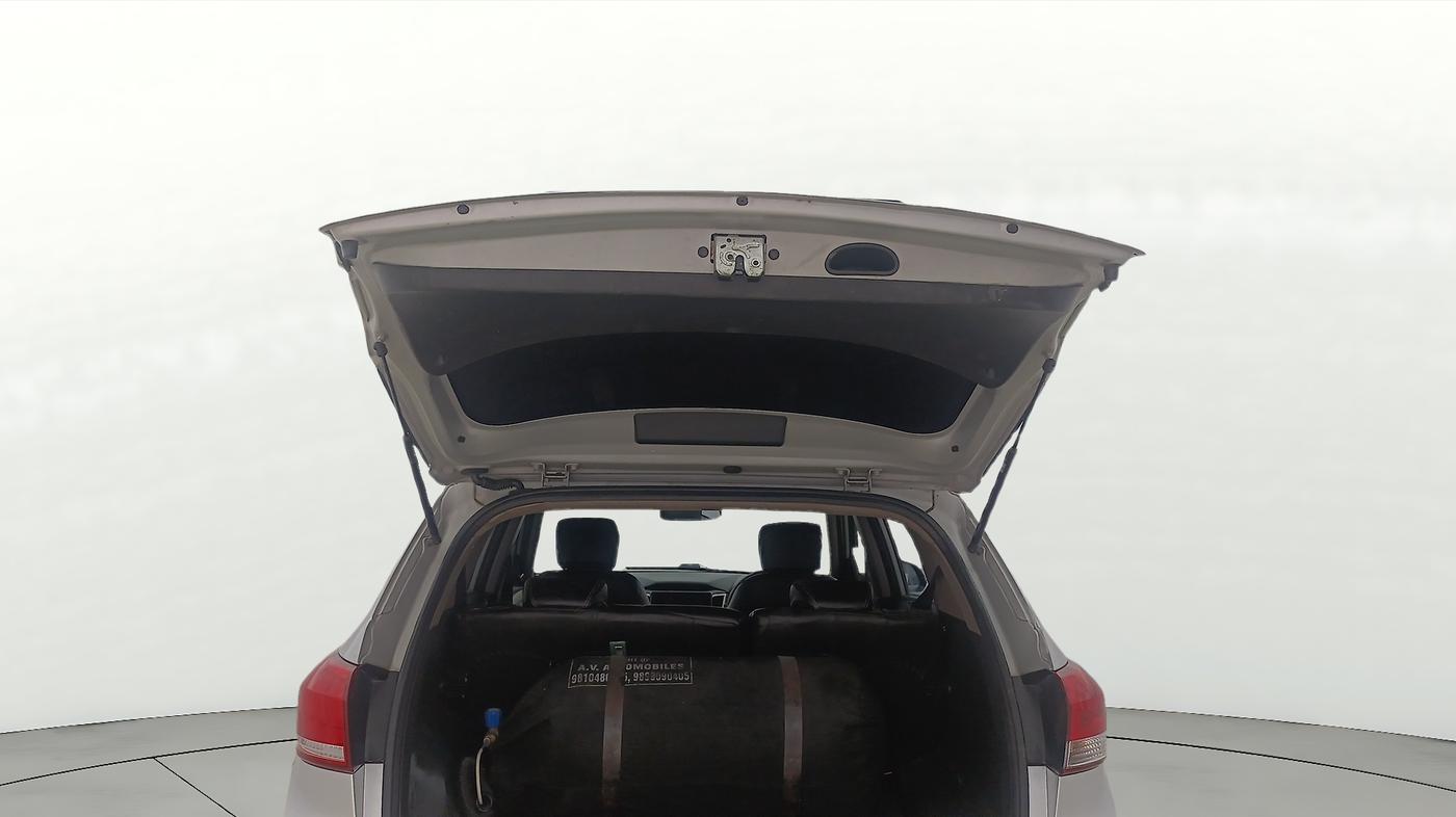 2015 Hyundai Creta E PLUS 1.6 PETROL, CNG, Manual, 1,02,271 km, Boot Door Open