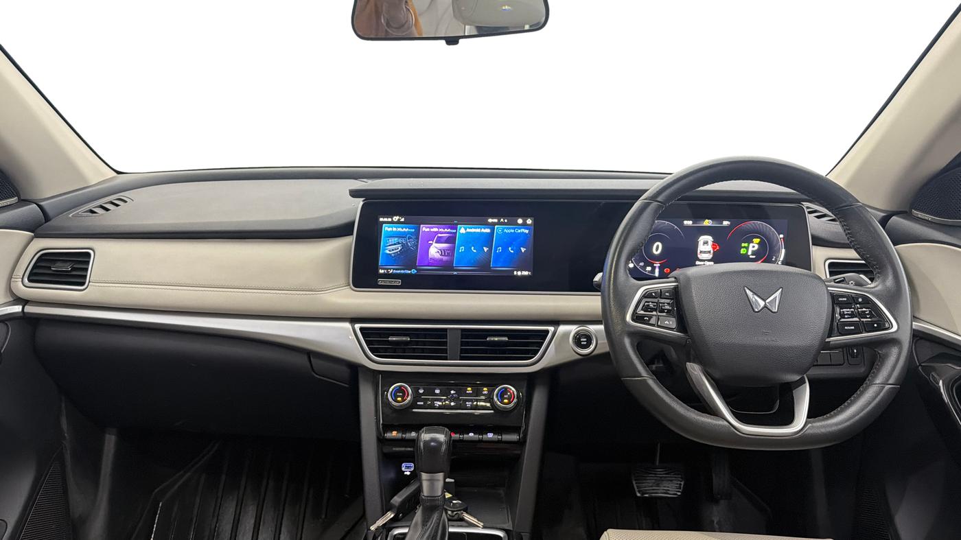 2022 Mahindra XUV700 AX 7 P AT 7 STR, Petrol, Automatic, 56,055 km, Dashboard