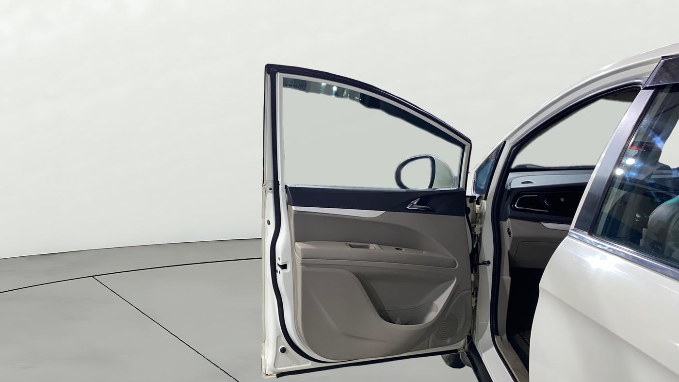2020 Mahindra MARAZZO M 6 + 8 STR, Diesel, Manual, 87,670 km, LHS Front Door