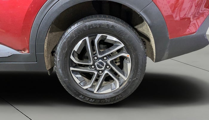 2023 KIA CARENS PRESTIGE PLUS 1.5 PETROL IMT 7 STR, Petrol, Manual, 5,561 km, Left Rear Wheel