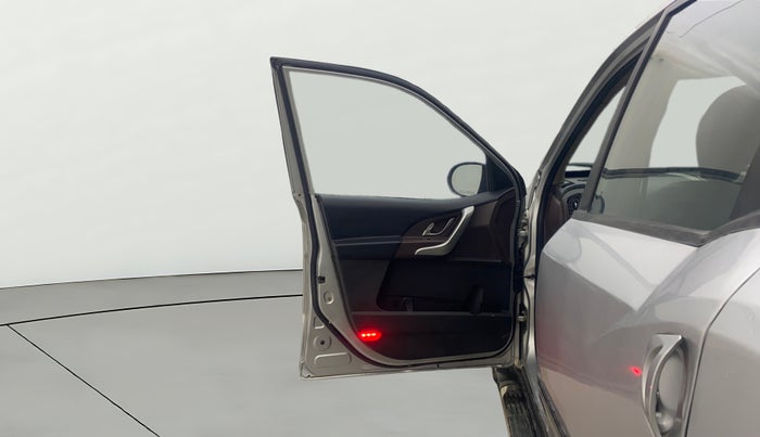 2015 Mahindra XUV500 W6, Diesel, Manual, 1,33,678 km, LHS Front Door