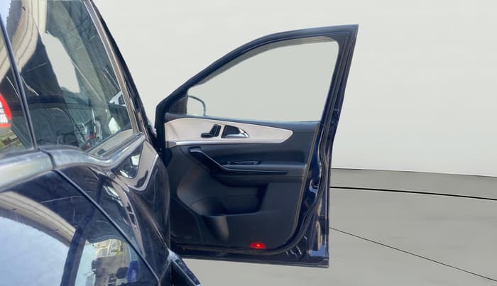 2021 Mahindra XUV700 AX 7 P AT 7 STR, Petrol, Automatic, 21,291 km, RHS Front Door