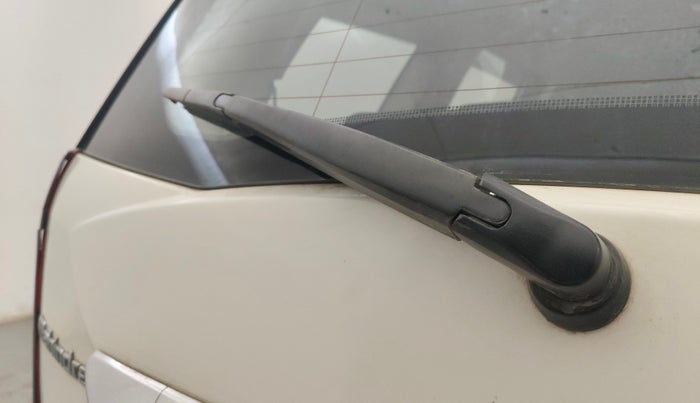 2015 Mahindra XUV500 W8, Diesel, Manual, 1,14,318 km, Rear Wiper