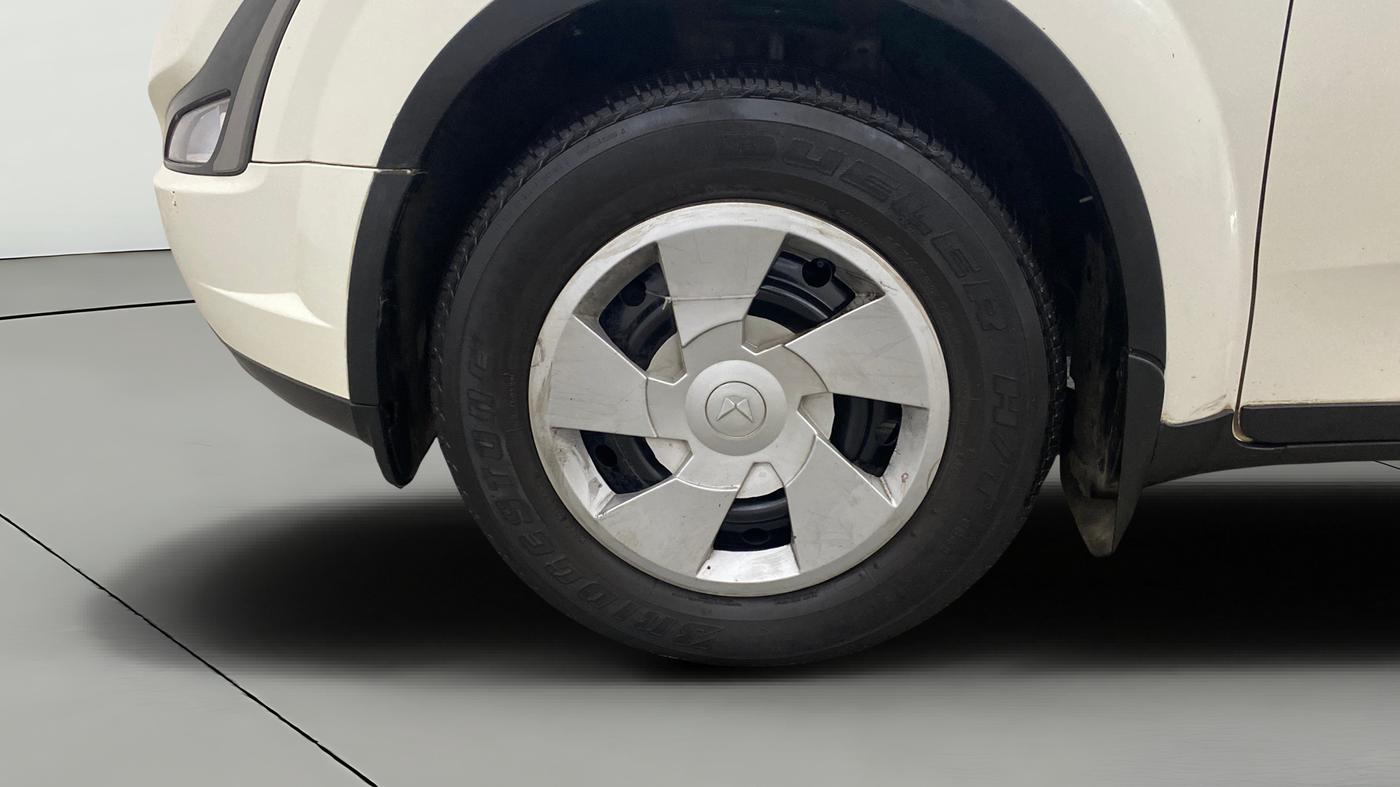 2020 Mahindra XUV500 W7, Diesel, Manual, 62,010 km, Left Front Wheel