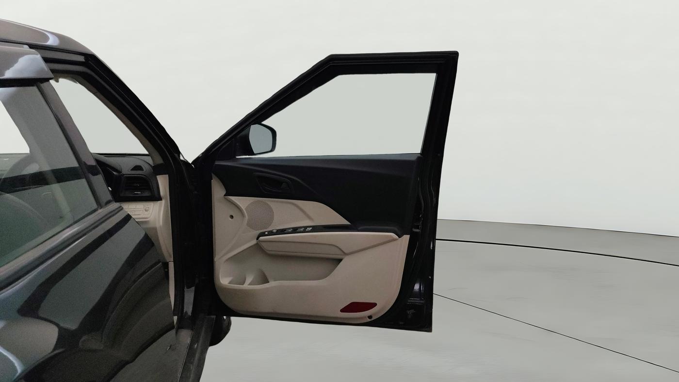 2022 Mahindra XUV300 W4 1.2 PETROL, Petrol, Manual, 1,07,747 km, RHS Front Door