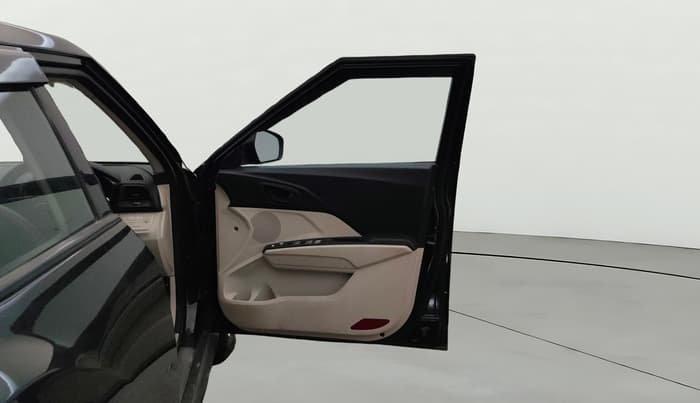 2022 Mahindra XUV300 W4 1.2 PETROL, Petrol, Manual, 1,07,747 km, RHS Front Door