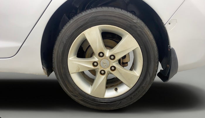 2013 Hyundai New Elantra 1.8 S VTVT, Petrol, Manual, 1,17,470 km, Left Rear Wheel