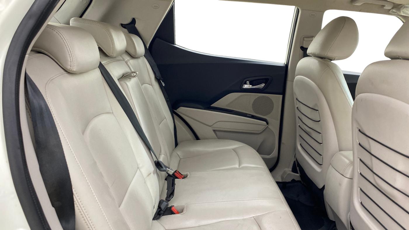 2019 Mahindra XUV300 W8 (O) 1.5 DIESEL AMT, Diesel, Automatic, 1,40,621 km, Right Side Rear Door Cabin