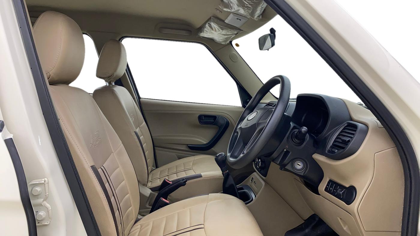 2019 Mahindra TUV300 T6 PLUS, Diesel, Manual, 66,090 km, Right Side Front Door Cabin