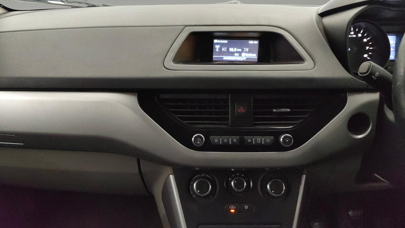 2018 Tata NEXON XM PETROL, Petrol, Manual, 1,02,378 km, Air Conditioner