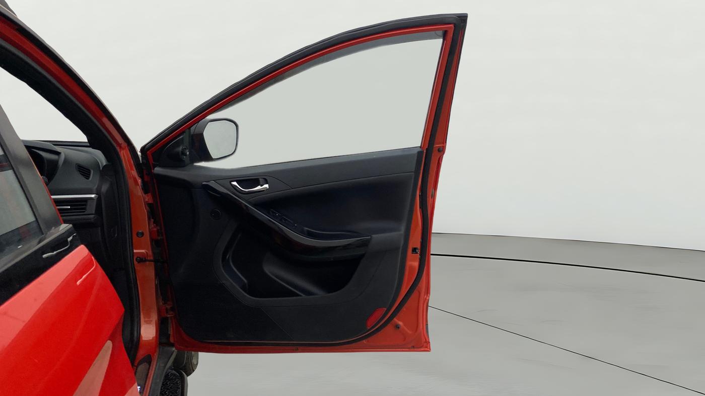2024 Tata NEXON FEARLESS SUNROOF DUAL TONE 1.2 PETROL, Petrol, Manual, 5,972 km, RHS Front Door