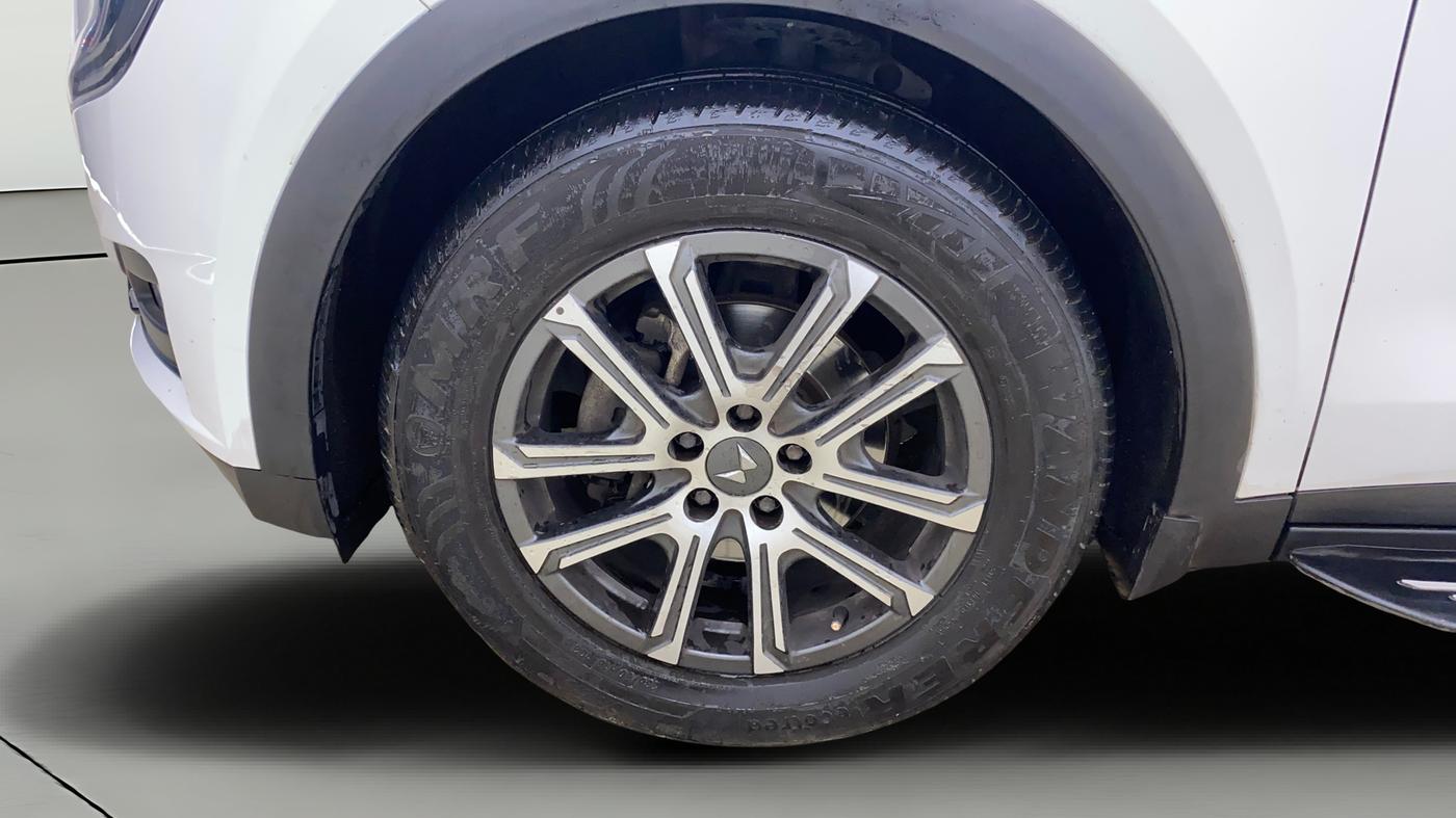 2022 Mahindra XUV700 AX 7 LUXURY P AT 7 STR, Petrol, Automatic, 63,719 km, Left Front Wheel