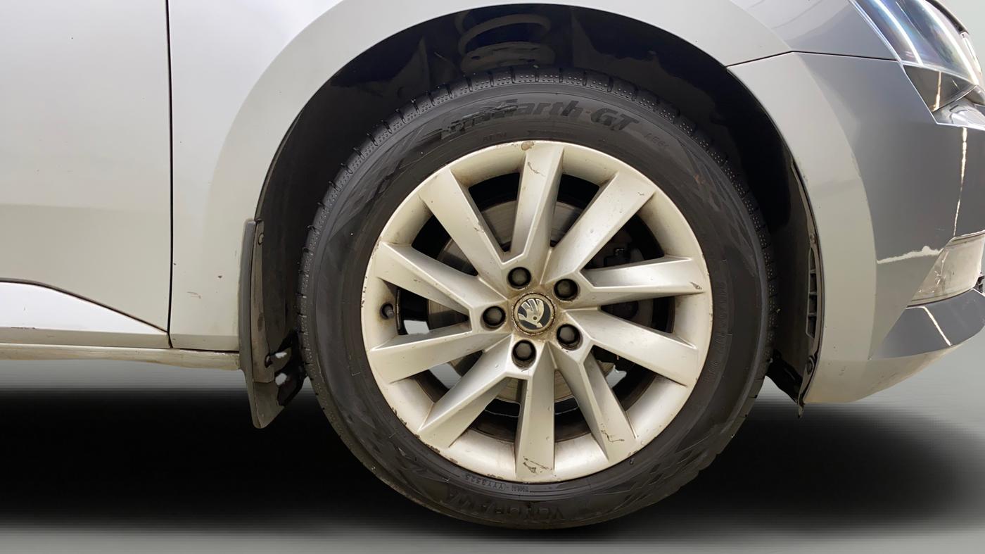 2016 Skoda Superb L&K 1.8 TSI AT, Petrol, Automatic, 52,309 km, Right Front Wheel