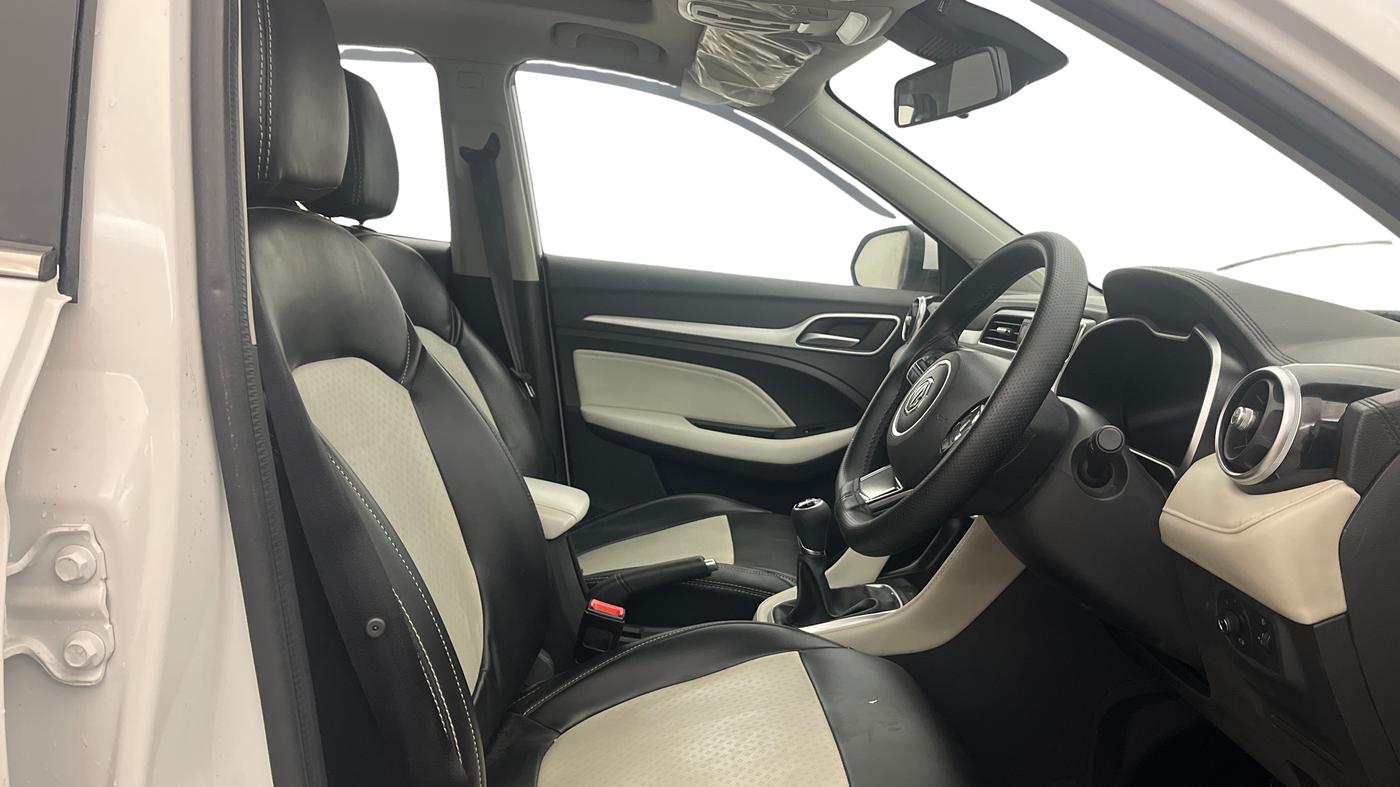 2024 MG ASTOR Select 1.5 MT (Ivory), Petrol, Manual, 26,202 km, Right Side Front Door Cabin