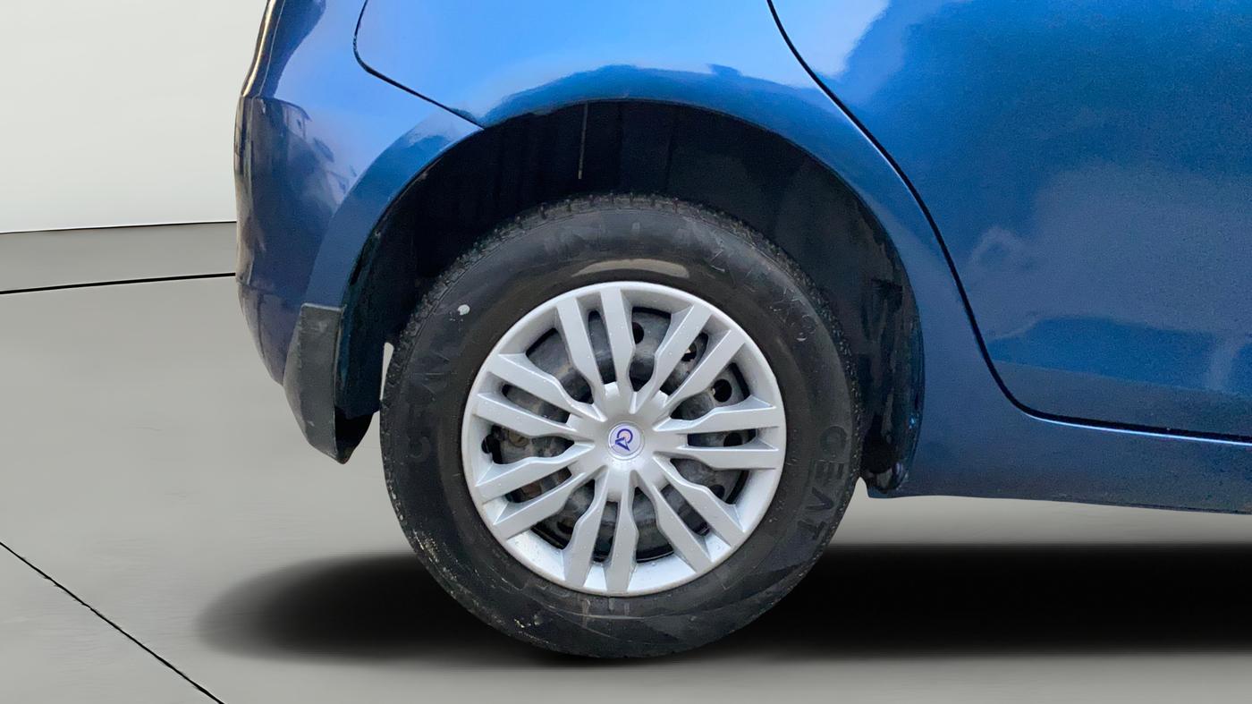 2012 Maruti Swift VXI, Petrol, Manual, 1,20,290 km, Right Rear Wheel