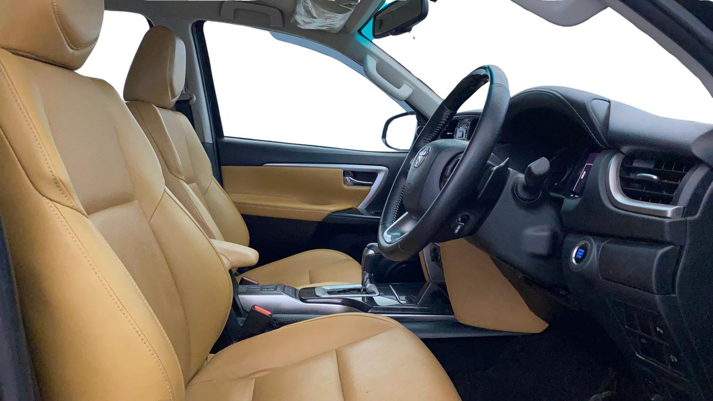 2023 Toyota Fortuner 4X4 AT 2.8 DIESEL, Diesel, Automatic, 83,884 km, Right Side Front Door Cabin
