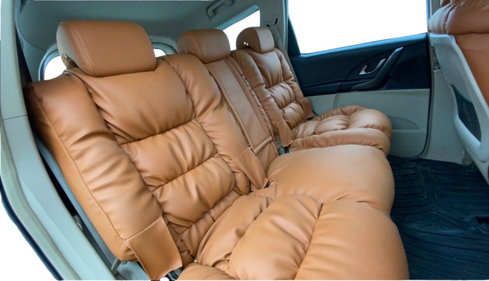 2017 Mahindra XUV500 W6, Diesel, Manual, 82,774 km, Right Side Rear Door Cabin