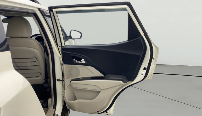 2022 Mahindra XUV300 W8 (O) 1.2 PETROL AMT, Petrol, Automatic, 30,355 km, RHS Rear Door