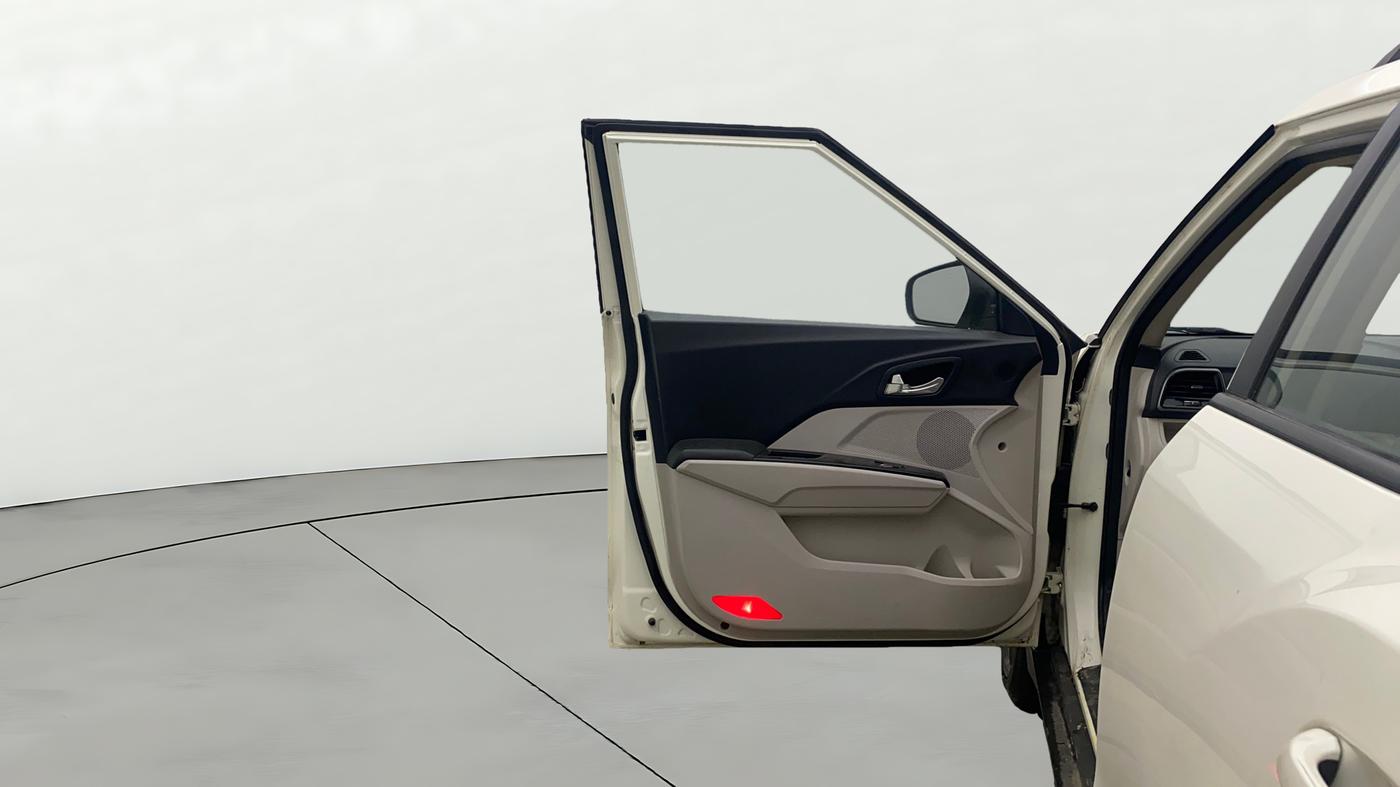 2021 Mahindra XUV300 W8 (O) 1.5 DIESEL AMT, Diesel, Automatic, 1,23,050 km, LHS Front Door