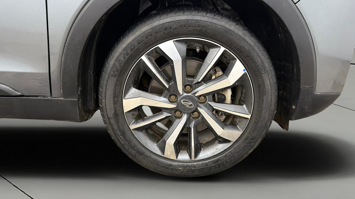 2021 Mahindra XUV300 W8 (O) 1.5 DIESEL, Diesel, Manual, 56,185 km, Right Front Wheel