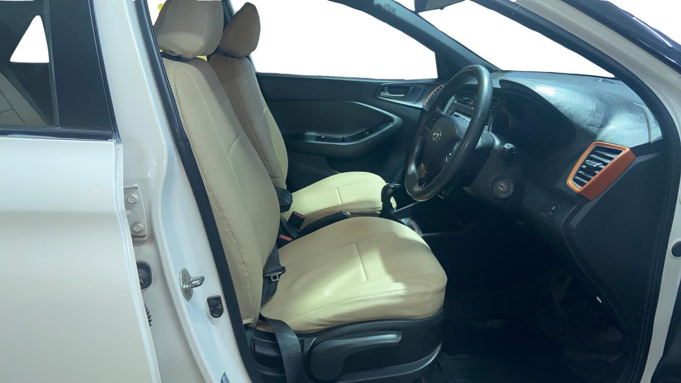 2017 Hyundai Elite i20 ASTA 1.2 DUAL TONE, Petrol, Manual, 1,23,697 km, Right Side Front Door Cabin