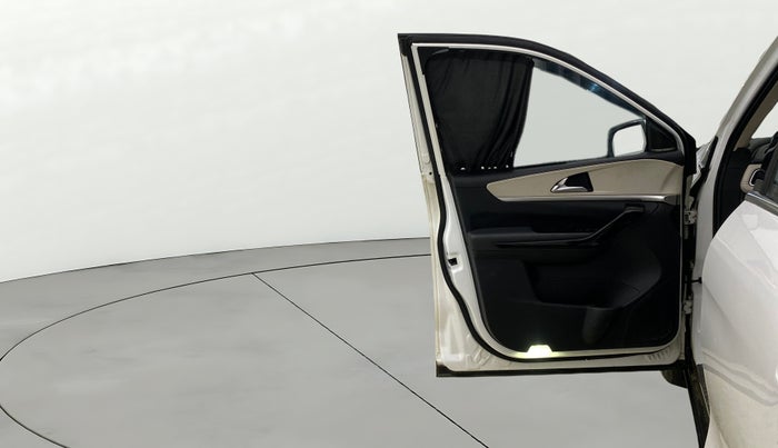 2022 Mahindra XUV700 AX 7 LUXURY D AT 7 STR, Diesel, Automatic, 93,680 km, LHS Front Door