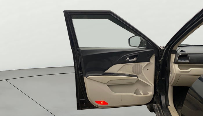 2020 Mahindra XUV300 W8 (O) 1.2 PETROL, Petrol, Manual, 1,04,286 km, LHS Front Door