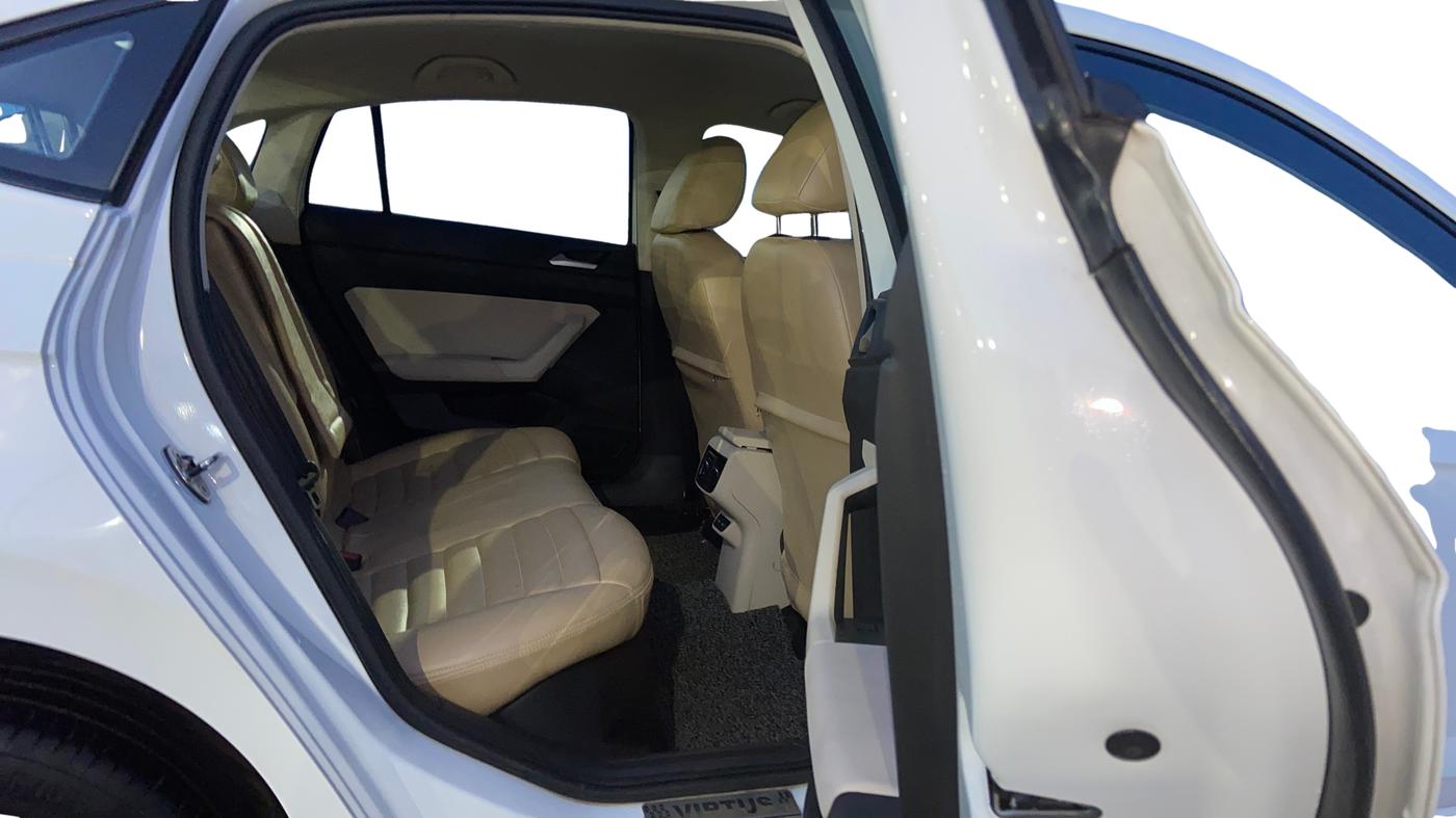 2022 Volkswagen VIRTUS HIGHLINE TSI 1.0 MT, Petrol, Manual, 79,865 km, Right Side Rear Door Cabin