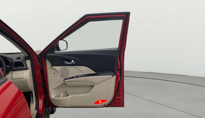 2020 Mahindra XUV300 W8 (O) 1.5 DIESEL, Diesel, Manual, 1,10,988 km, RHS Front Door