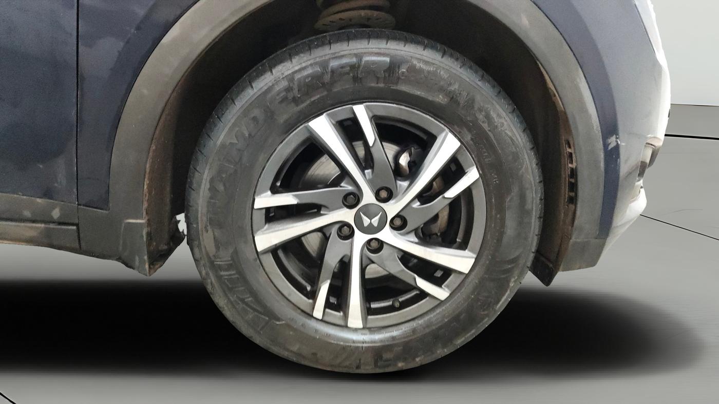 2023 Mahindra XUV700 AX 5 D AT 7 STR, Diesel, Automatic, 36,616 km, Right Front Wheel