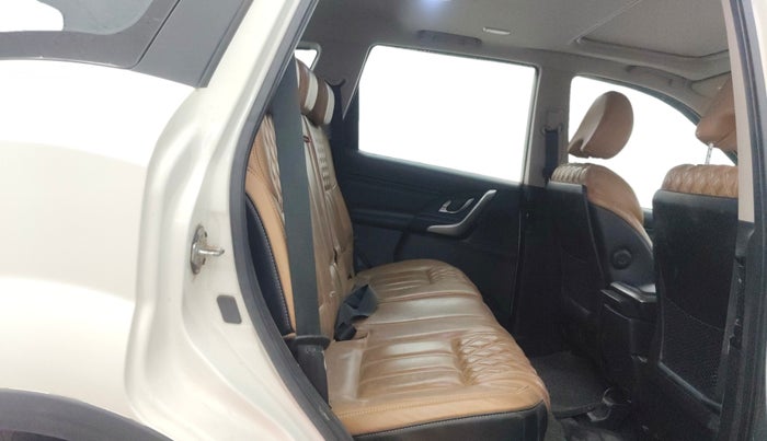 2018 Mahindra XUV500 W11 AT, Diesel, Automatic, 81,037 km, Right Side Rear Door Cabin