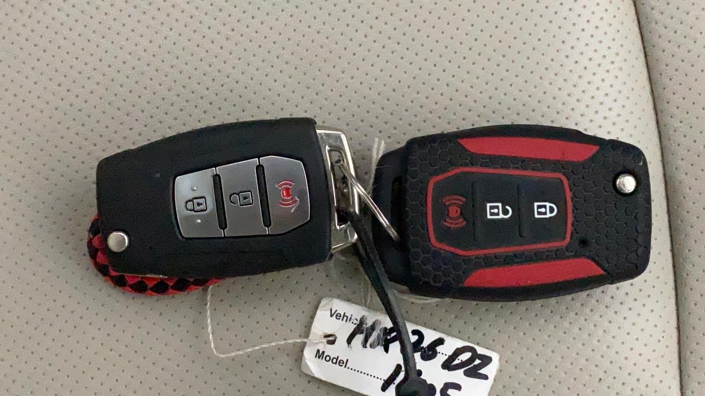 2019 Mahindra XUV300 W8 (O) 1.2 PETROL, Petrol, Manual, 61,868 km, Key Close Up