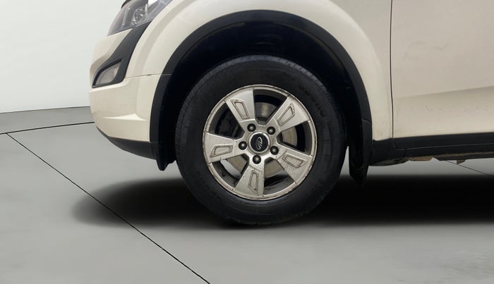 2017 Mahindra XUV500 W6 AT, Diesel, Automatic, 1,28,835 km, Left Front Wheel