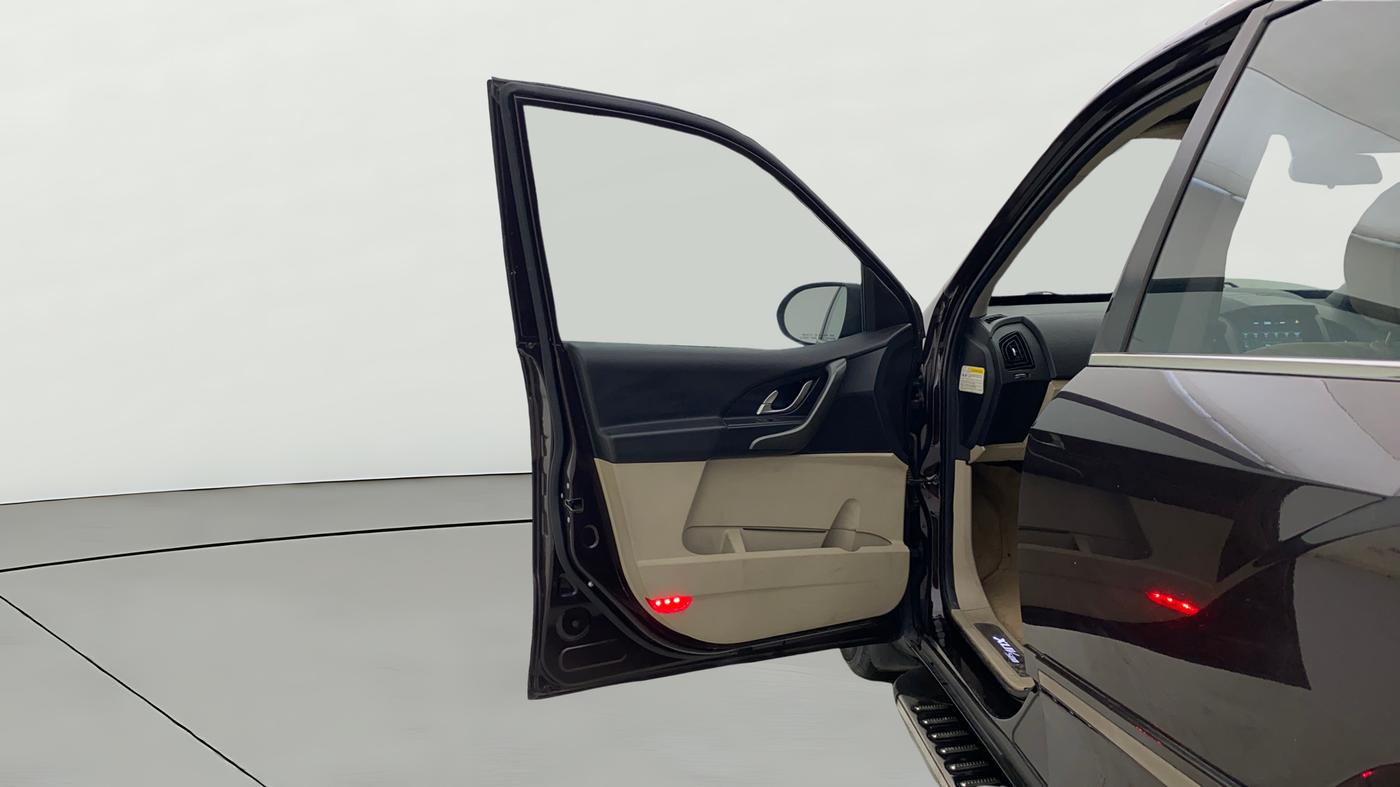 2017 Mahindra XUV500 W10 AT, Diesel, Automatic, 24,661 km, LHS Front Door