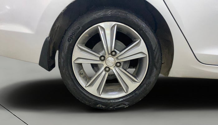2017 Hyundai Verna 1.6 CRDI SX, Diesel, Manual, 1,40,501 km, Right Rear Wheel