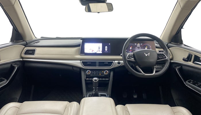 2023 Mahindra XUV700 AX 7 LUXURY D MT 7 STR, Diesel, Manual, 1,09,565 km, Dashboard