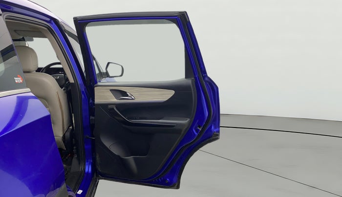 2021 Mahindra XUV700 AX 7 LUXURY P AT 7 STR, Petrol, Automatic, 1,21,757 km, RHS Rear Door