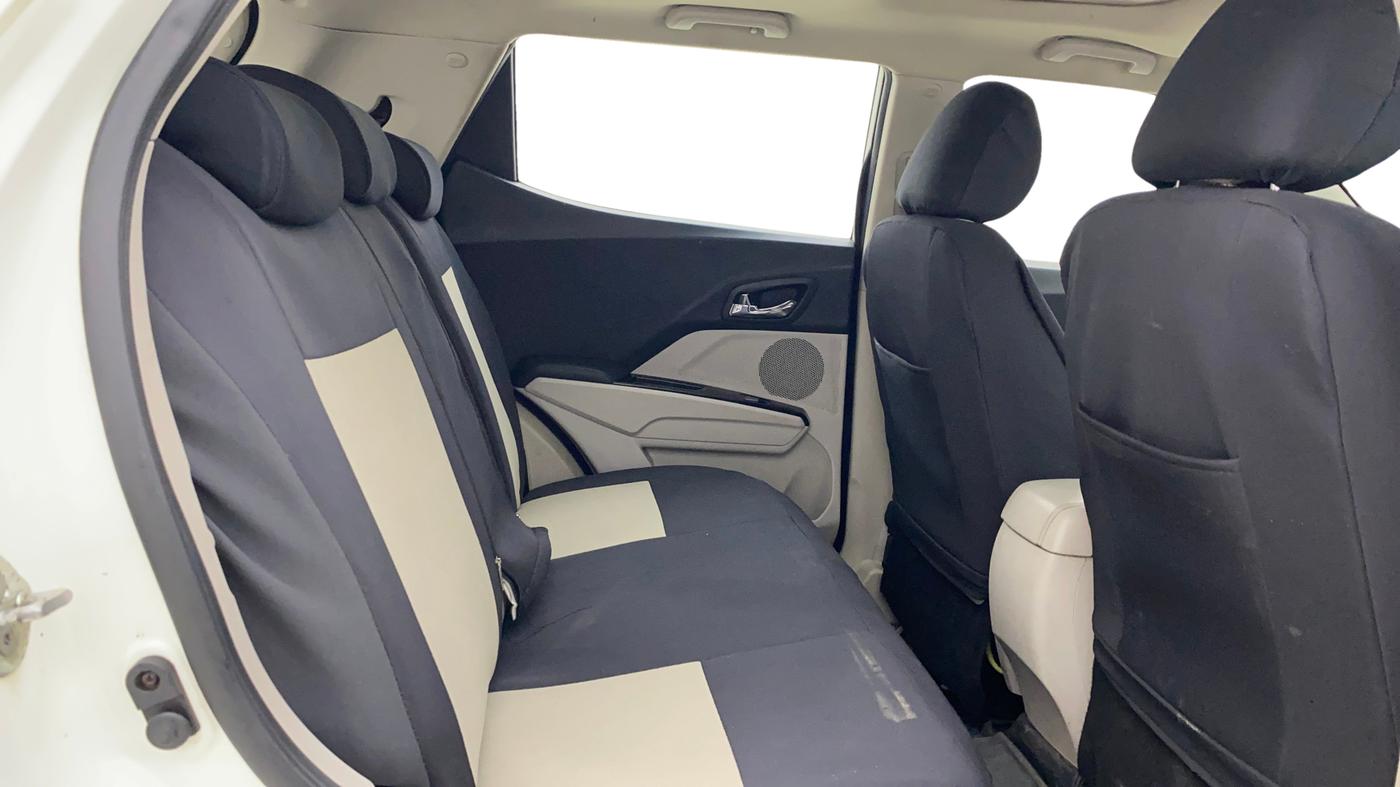 2021 Mahindra XUV300 W8 (O) 1.2 PETROL, Petrol, Manual, 78,893 km, Right Side Rear Door Cabin