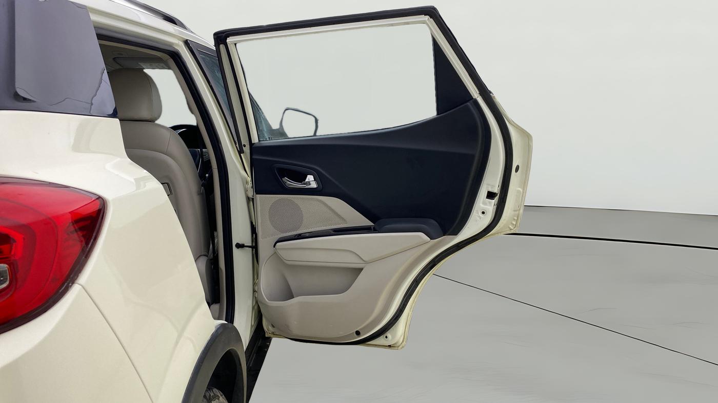 2019 Mahindra XUV300 W8 (O) 1.5 DIESEL AMT, Diesel, Automatic, 1,40,621 km, RHS Rear Door