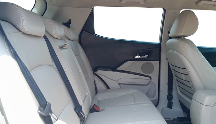 2019 Mahindra XUV300 W8 (O) 1.5 DIESEL, Diesel, Manual, 1,47,530 km, Right Side Rear Door Cabin