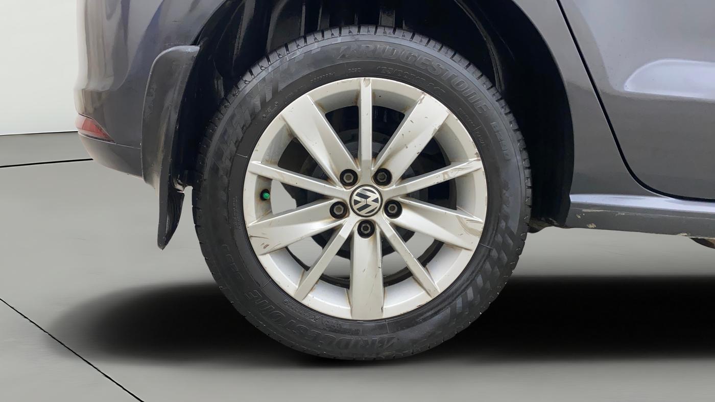 2015 Volkswagen Polo HIGHLINE1.5L, Diesel, Manual, 1,43,843 km, Right Rear Wheel