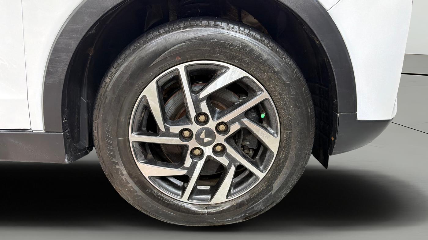 2024 Mahindra XUV300 W8 (O) 1.5 DIESEL, Diesel, Manual, 23,542 km, Right Front Wheel