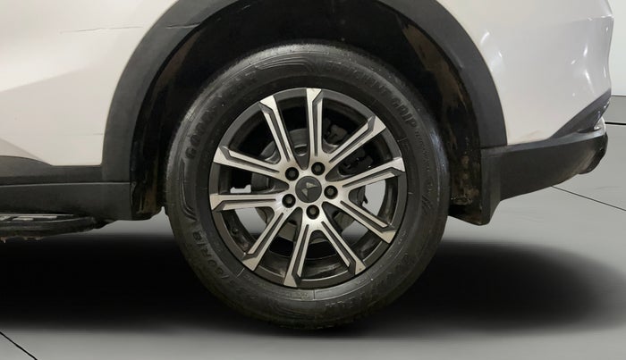 2022 Mahindra XUV700 AX 7 LUXURY D MT 7 STR, Diesel, Manual, 48,333 km, Left Rear Wheel