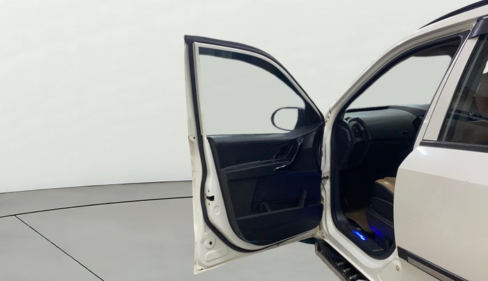 2021 Mahindra XUV500 W5, Diesel, Manual, 98,119 km, LHS Front Door