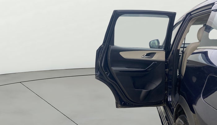 2023 Mahindra XUV700 AX 7 LUXURY D MT 7 STR, Diesel, Manual, 1,09,565 km, LHS Rear Door